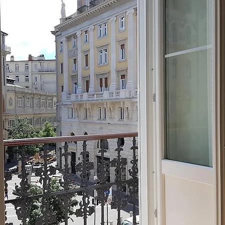 Center Rooms&apartments - Fiori Di Affittacamere 4*